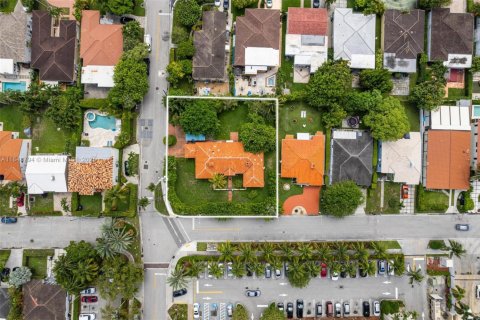 Terreno en venta en Surfside, Florida № 2076985 - foto 1