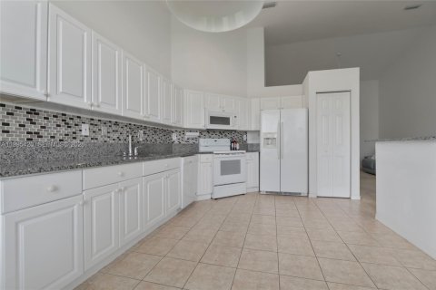 Купить таунхаус в Санрайз, Флорида 2 спальни, 134.89м2, № 2058926 - фото 3