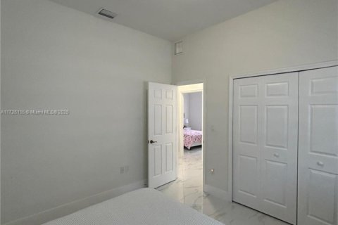 House in Miami, Florida 4 bedrooms, 216 sq.m. № 1860333 - photo 22