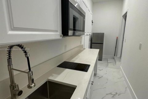 House in Miami, Florida 4 bedrooms, 216 sq.m. № 1860333 - photo 28