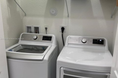 House in Miami, Florida 4 bedrooms, 216 sq.m. № 1860333 - photo 11