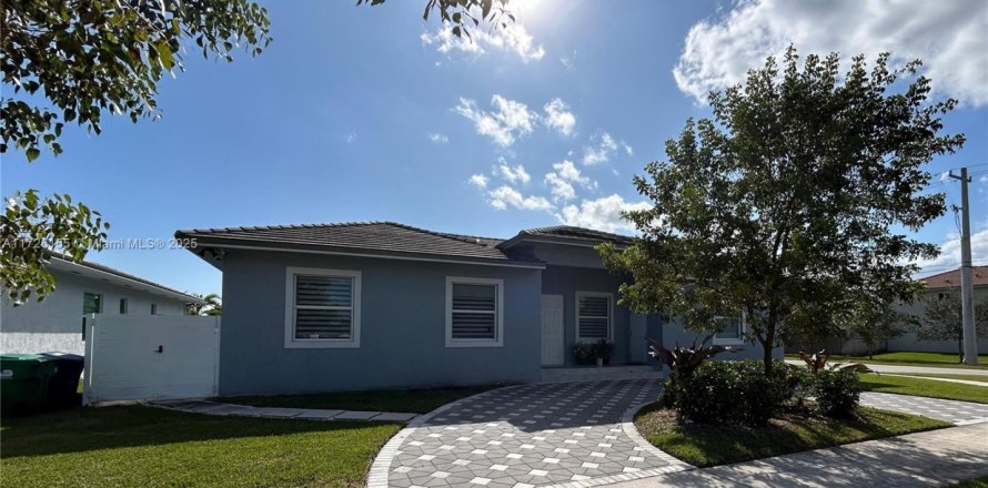 House in Miami, Florida 4 bedrooms, 216 sq.m. № 1860333
