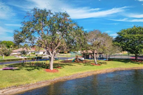 House in Lake Worth, Florida 4 bedrooms, 210.05 sq.m. № 1229281 - photo 1