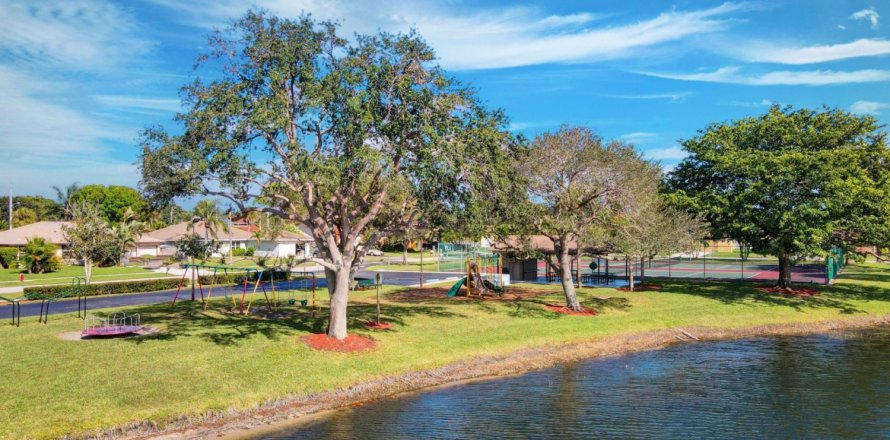 House in Lake Worth, Florida 4 bedrooms, 210.05 sq.m. № 1229281