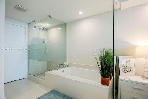 Condo in Miami, Florida, 2 bedrooms  № 2069608 - photo 10