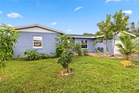 House in North Lauderdale, Florida 4 bedrooms, 181.07 sq.m. № 1863407 - photo 2