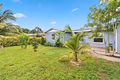 House in North Lauderdale, Florida 4 bedrooms, 181.07 sq.m. № 1863407 - photo 1