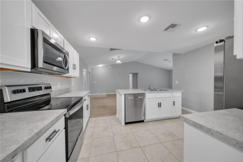 Villa ou maison à vendre à Lehigh Acres, Floride: 3 chambres, 129.97 m2 № 2020265 - photo 11