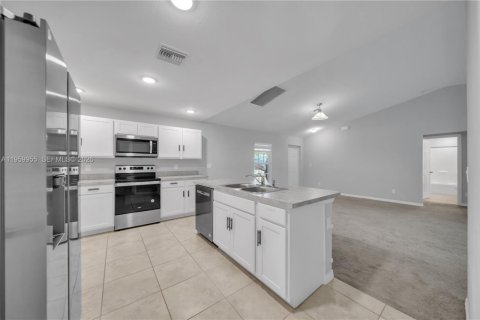 Villa ou maison à vendre à Lehigh Acres, Floride: 3 chambres, 129.97 m2 № 2020265 - photo 8