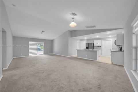 Villa ou maison à vendre à Lehigh Acres, Floride: 3 chambres, 129.97 m2 № 2020265 - photo 12