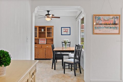 House in Saint Petersburg, Florida 3 bedrooms, 132.94 sq.m. № 1910911 - photo 8