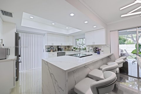 House in Miami, Florida 3 bedrooms, 129.78 sq.m. № 2070842 - photo 8