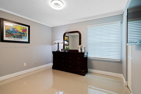 House in Miami, Florida 3 bedrooms, 129.78 sq.m. № 2070842 - photo 17