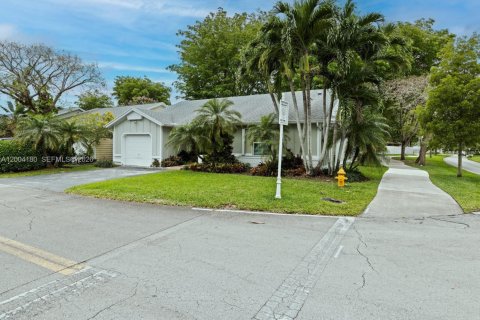House in Miami, Florida 3 bedrooms, 129.78 sq.m. № 2070842 - photo 2