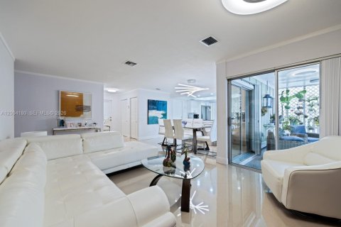 House in Miami, Florida 3 bedrooms, 129.78 sq.m. № 2070842 - photo 7