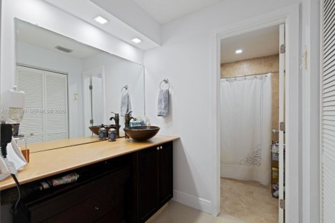House in Miami, Florida 3 bedrooms, 129.78 sq.m. № 2070842 - photo 14
