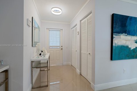 House in Miami, Florida 3 bedrooms, 129.78 sq.m. № 2070842 - photo 4
