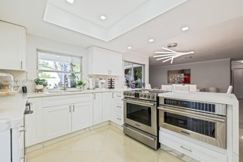 House in Miami, Florida 3 bedrooms, 129.78 sq.m. № 2070842 - photo 11