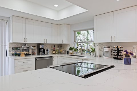 House in Miami, Florida 3 bedrooms, 129.78 sq.m. № 2070842 - photo 10