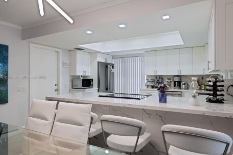 House in Miami, Florida 3 bedrooms, 129.78 sq.m. № 2070842 - photo 9