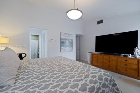 House in Miami, Florida 3 bedrooms, 129.78 sq.m. № 2070842 - photo 13