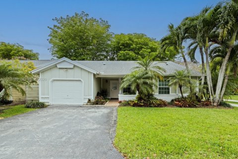 House in Miami, Florida 3 bedrooms, 129.78 sq.m. № 2070842