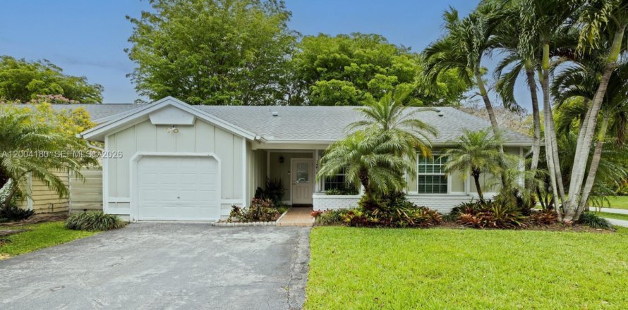 House in Miami, Florida 3 bedrooms, 129.78 sq.m. № 2070842