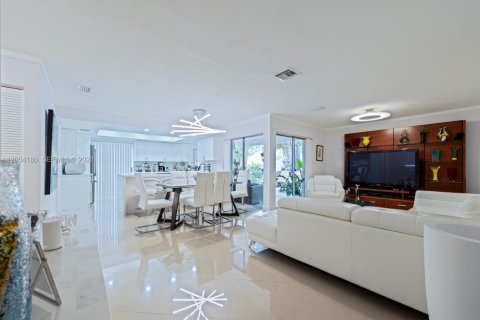 House in Miami, Florida 3 bedrooms, 129.78 sq.m. № 2070842 - photo 6