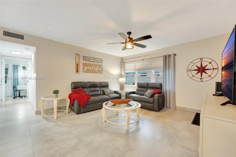 Condo in Pompano Beach, Florida, 2 bedrooms  № 1988316 - photo 2