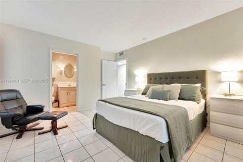 Condo in Pompano Beach, Florida, 2 bedrooms  № 1988316 - photo 11