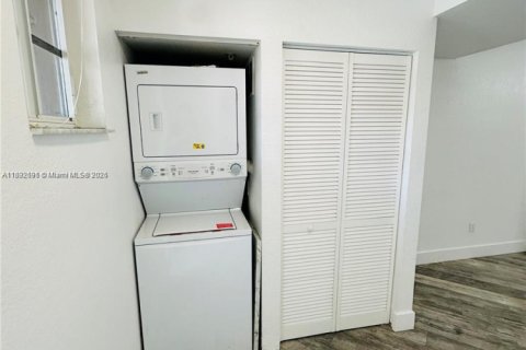 Condo in Riviera Beach, Florida, 2 bedrooms  № 1811957 - photo 5