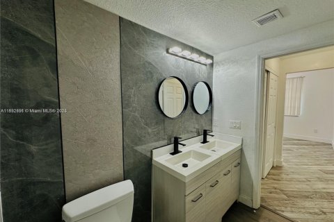 Condo in Riviera Beach, Florida, 2 bedrooms  № 1811957 - photo 15