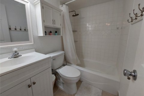 Villa ou maison à vendre à Pembroke Pines, Floride: 2 chambres, 84.54 m2 № 1994206 - photo 12