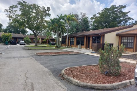 Villa ou maison à vendre à Pembroke Pines, Floride: 2 chambres, 84.54 m2 № 1994206 - photo 4