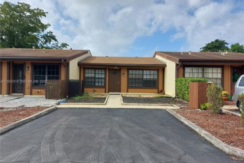Villa ou maison à vendre à Pembroke Pines, Floride: 2 chambres, 84.54 m2 № 1994206 - photo 3