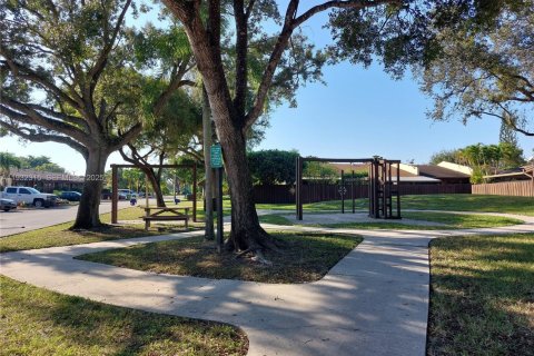 Villa ou maison à vendre à Pembroke Pines, Floride: 2 chambres, 84.54 m2 № 1994206 - photo 15