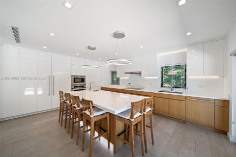 Casa en alquiler en Coral Gables, Florida, 5 dormitorios, 321.81 m2 № 2076149 - foto 8