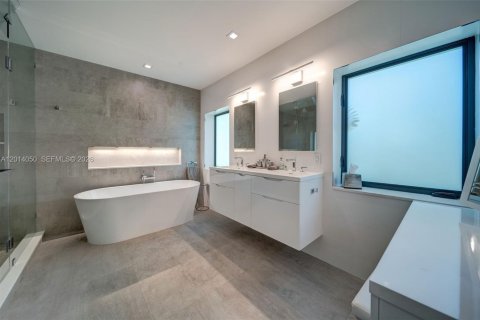 Casa en alquiler en Coral Gables, Florida, 5 dormitorios, 321.81 m2 № 2076149 - foto 14