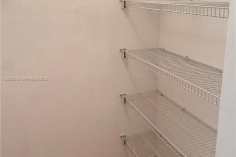 Condo in Hallandale Beach, Florida, 2 bedrooms  № 2170299 - photo 8