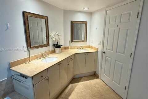 Condo in Hallandale Beach, Florida, 2 bedrooms  № 2170299 - photo 6