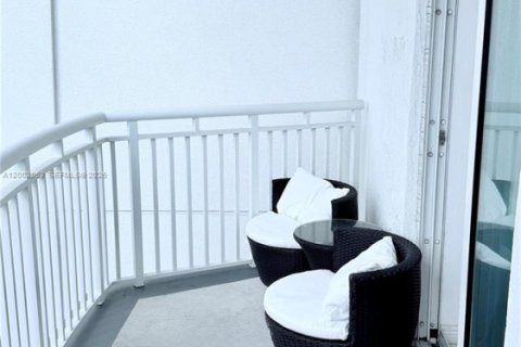 Condo in Hallandale Beach, Florida, 2 bedrooms  № 2170299 - photo 12