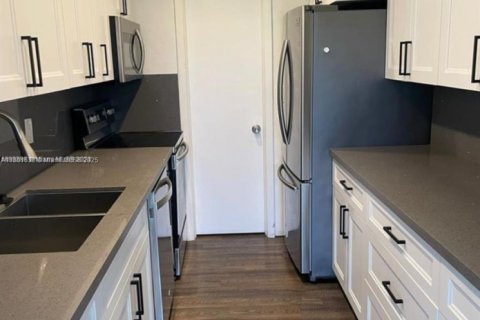 Condo in Lauderhill, Florida, 2 bedrooms  № 1697646 - photo 2