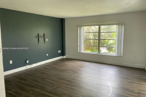 Condo in Lauderhill, Florida, 2 bedrooms  № 1697646 - photo 4
