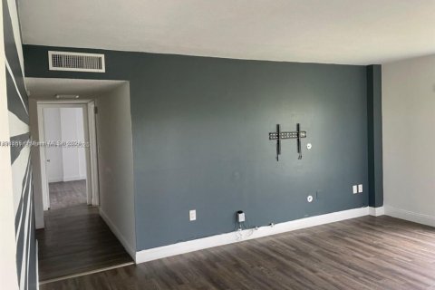 Condo in Lauderhill, Florida, 2 bedrooms  № 1697646 - photo 5