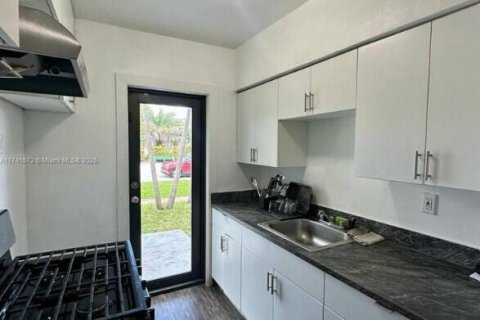 Купить коммерческую недвижимость в Майами-Бич, Флорида 394.28м2, № 2083714 - фото 5