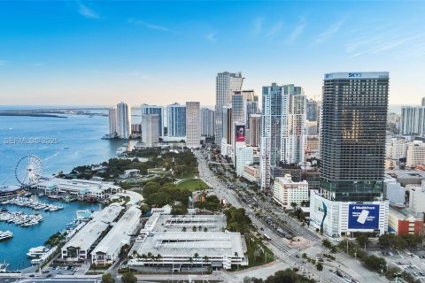Condo in Miami, Florida, 2 bedrooms № 2186426 - photo 3