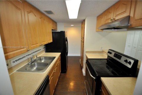 Condo in Pompano Beach, Florida, 1 bedroom  № 1741311 - photo 3