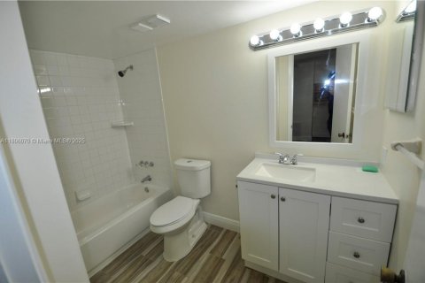 Condo in Pompano Beach, Florida, 1 bedroom  № 1741311 - photo 2