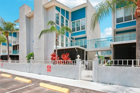 Condominio en venta en Madeira Beach, Florida, 2 dormitorios, 96.62 m2 № 1560470 - foto 1
