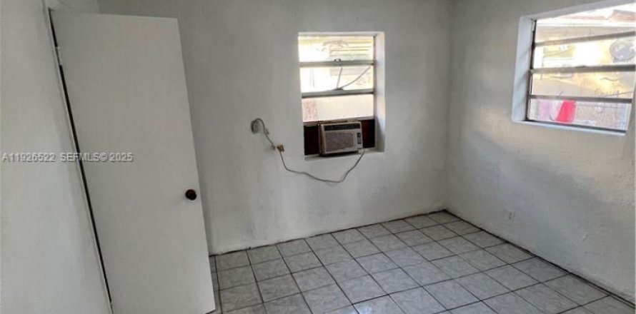 House in Hallandale Beach, Florida 1 bedroom, 37.16 sq.m. № 1986434